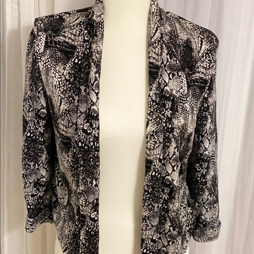 H&M Blazer.Color:Black & White.Size S.